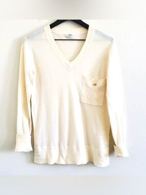 Madewell Wallace Women’s V-neck Sweater with insignia on pocket. Size Medium.